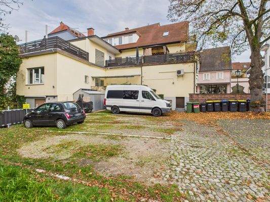 Hausrückseite  und Parkplätze