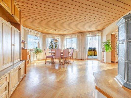 Esszimmer mit Zugang zum Süd-Ost-Balkon