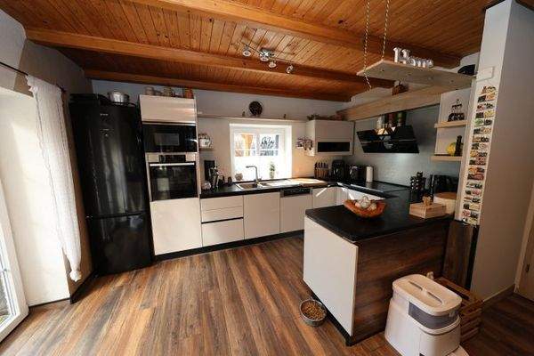 Offen gestaltete Einbauküche