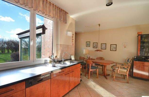 Küche mit Essgelegenheit im EG