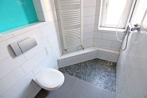 Bad mit Fenster (Badezimmer 1)