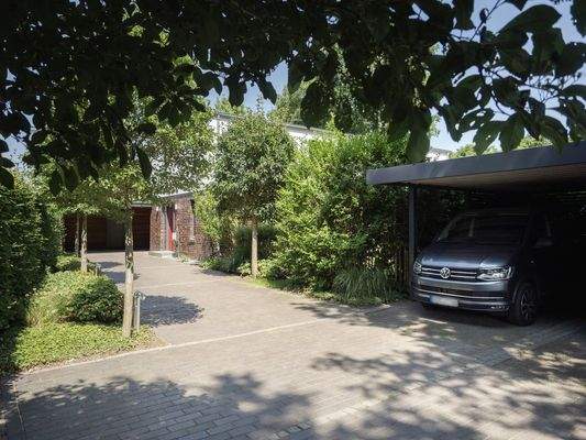 Schöne Auffahrt mit 2. Carport