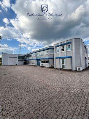 Parkflächen vor dem Gebäude