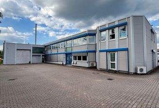 Parkflächen vor dem Gebäude