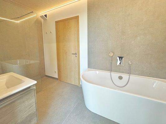 Modernes Dusch-Bad mit Wanne