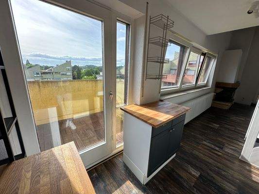 Küche Blick auf Balkon.JPG