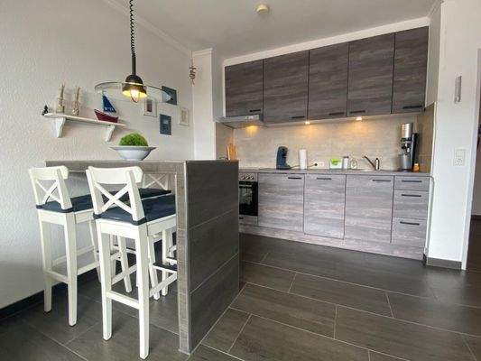 offener Wohnbereich mit Einbauküche und