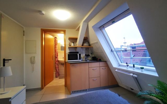 Wohnen-auf-Zeit-Stuttgart-Apartment_Küche-Wohnbereich