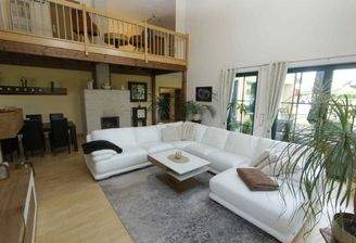 Wohnbereich m. Blick zur Galerie im OG