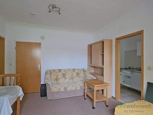 Sofa und Klapptisch