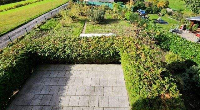 Blick auf die Terrasse und in den Garten