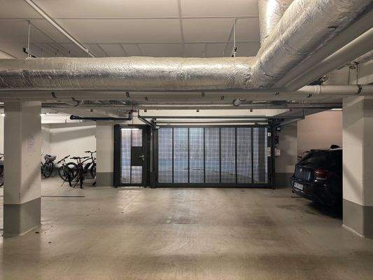 Zufahrt in die Tiefgarage - mit funkgesteuertem Garagentor