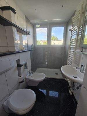 Duschbad mit WC+ Bidet.jpg