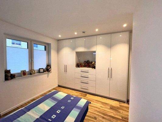 Schlafzimmer mit Einbauschrank