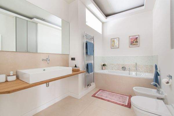 Badezimmmer mit Badewanne und reichlich Tageslicht 