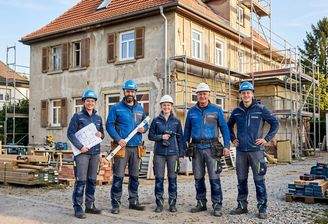 KI-Bild Handwerker vor Altbausanierung