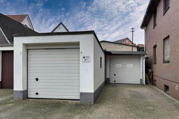 Optionale Garagen mit Stellplätzen davor