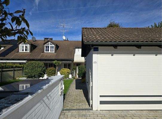 Doppelgarage und Hausansicht