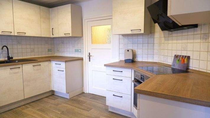 Einbauküche mit Balkonzugang OG