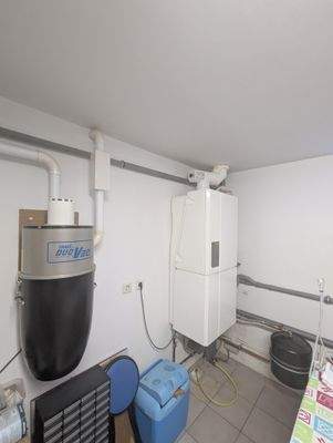 Hauswirtschaftsraum mit Brennwerttherme und Zentralstaubsaugeranlage