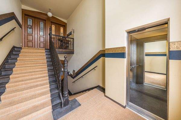 Leipzig - Zentrum Süd | Treppenhaus mit Lift