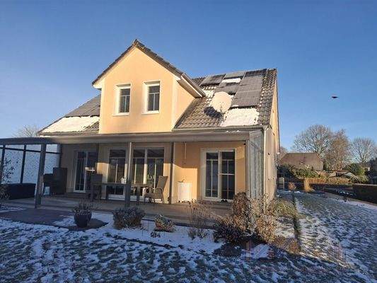 Satelitenanlage und Solaranlage am Dach