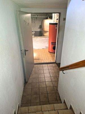 Kellertreppe mit Blick in Heizungskeller