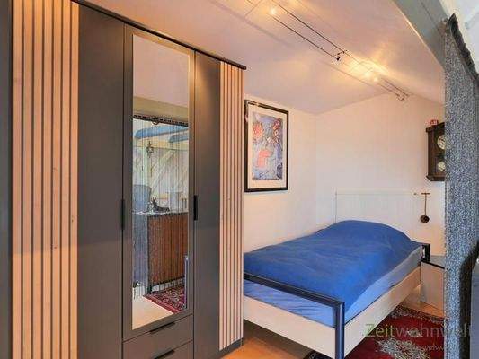 Bett hinter dem Vorhang