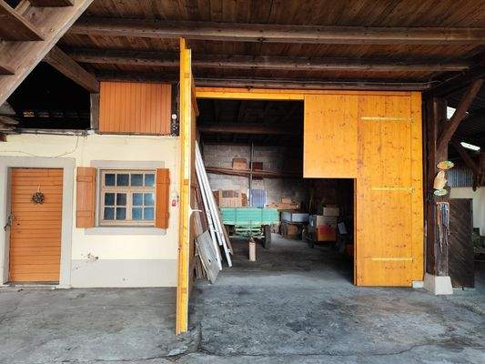 ebene Zufahrt mit hoher Durchfahrtshöhe im Ökonomiegebäude