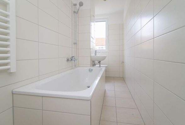 Tageslichtbad mit Wanne