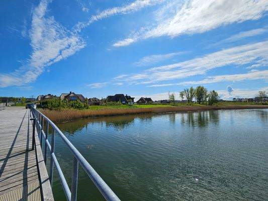 Blick vom Jachthafen auf die Friesenhäuser