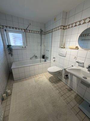 Badezimmer mit Wanne und Fenster