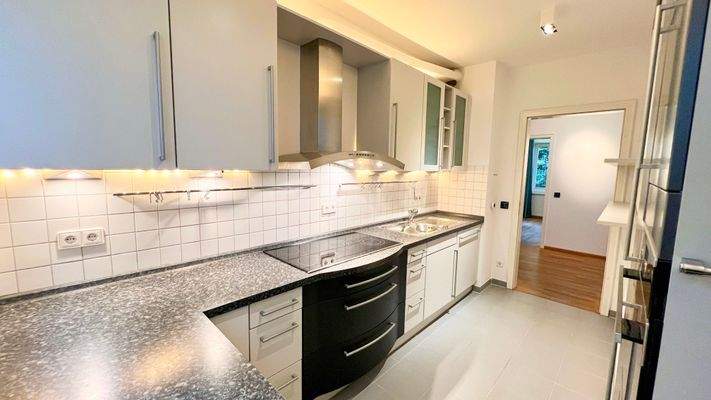 Großflächige Arbeitsplatte und viel Stauraum vorhanden