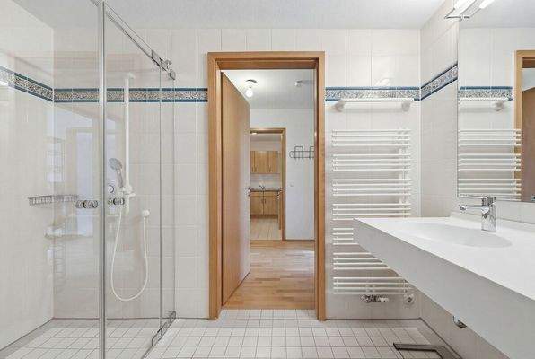 Das Bad mit bodengleicher Dusche