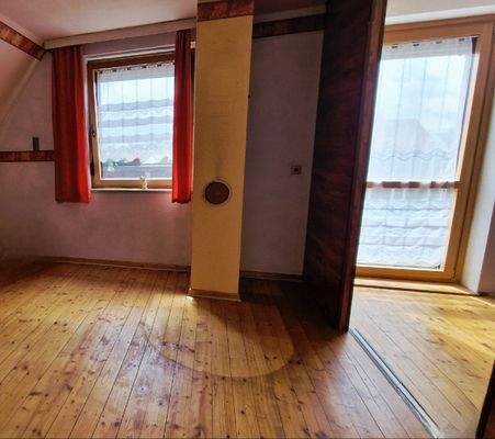 Zimmer im Obergeschoß mit Kaminanschluß und Loggia