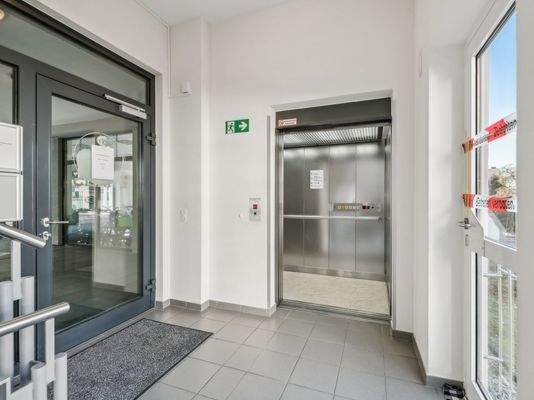 Flur mit Aufzug