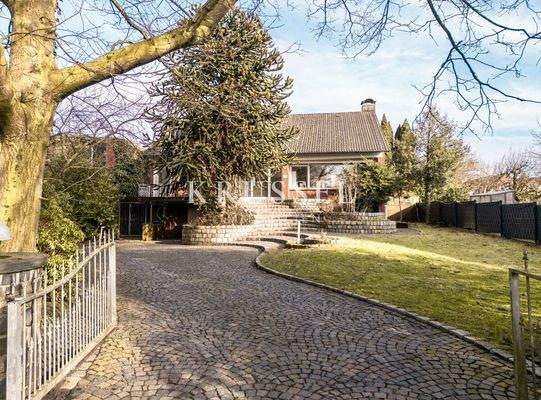 Stilvolle Frontansicht der Immobilie