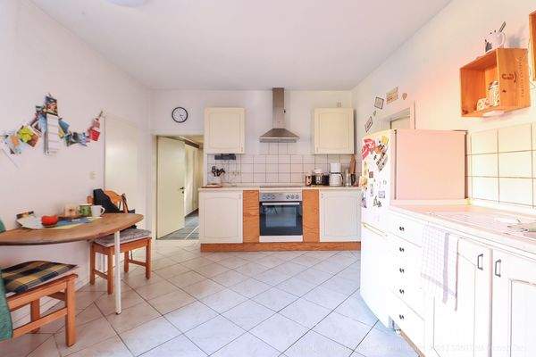 Großzügige Küche mit Platz für die ganze Familie