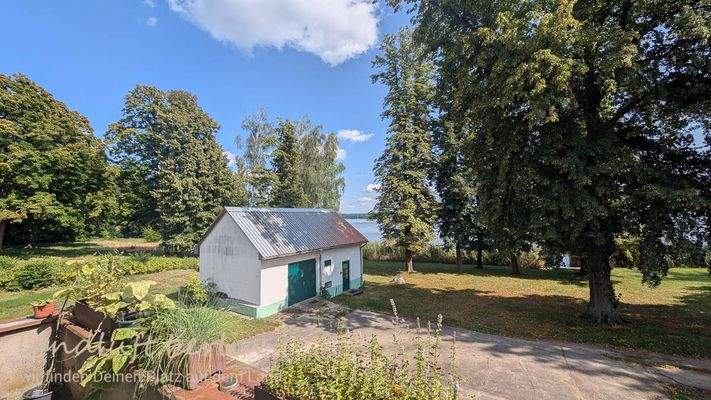 Wärmepumpenhaus vom Balkon des großen Wohnhauses 