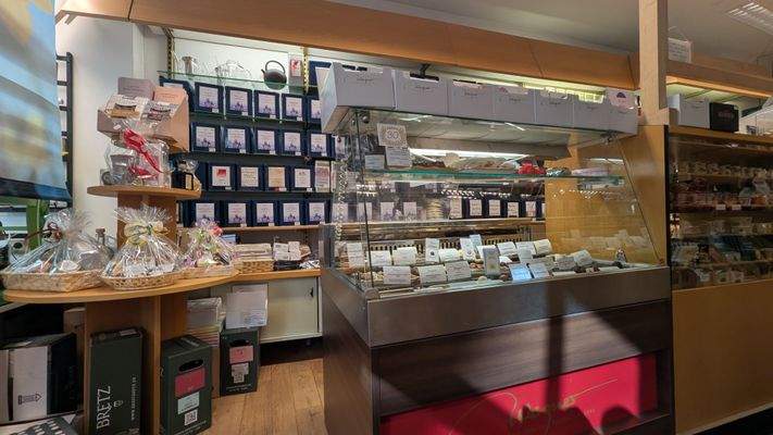 Verkaufsraum mit Kühtheke