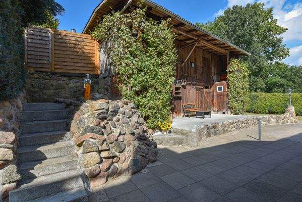 beschaulicher Zierbrunnen mit dekorativer Steinmauer