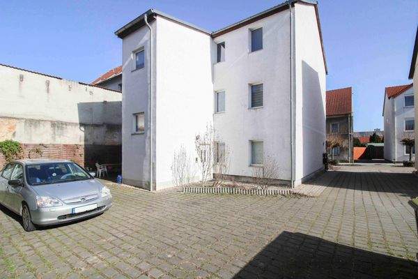 Grundstück und Parkplätze