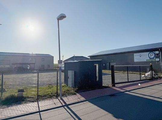 Mit elektrischem Rolltor