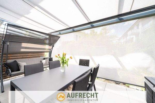 sonnige Terrasse und Garten