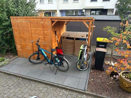 Abstellbereich vor dem Haus
