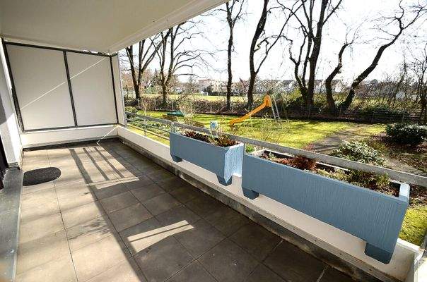 Großer, überdachter Balkon