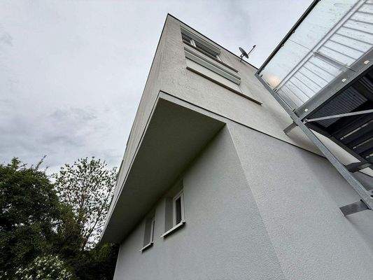 Links Sicht zum Garten, Rechts Seitenansicht Haus