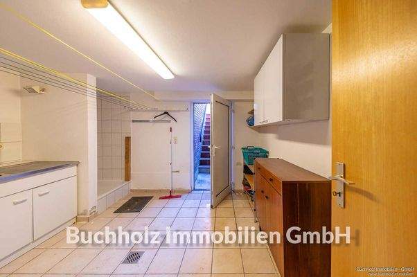 Hauswirtschaftsraum mit Dusche im Kellergeschoss