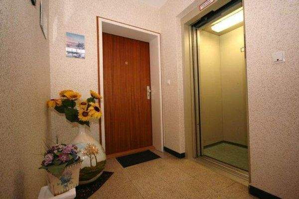 großzügiger Wohnungseingangsbereich mit Fahrstuhl