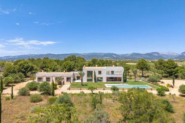 Weitläufige Neubaufinca mit Pool, eigenem Brunnen und traumhaftem Blick auf die Tramuntana